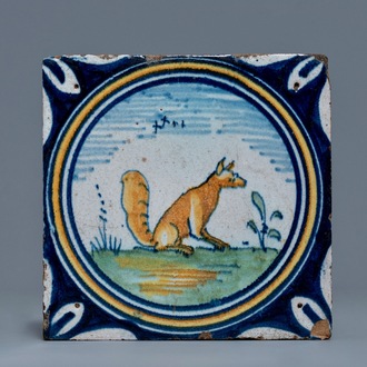 Een polychrome medaillontegel met een vos, eind 16e eeuw